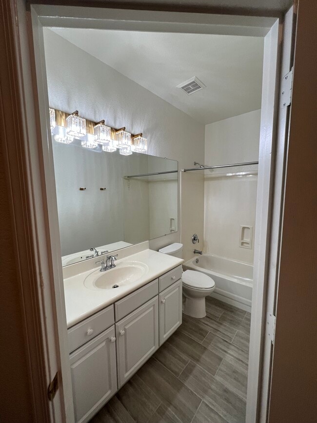 Building Photo - 814 W Beechnut Dr