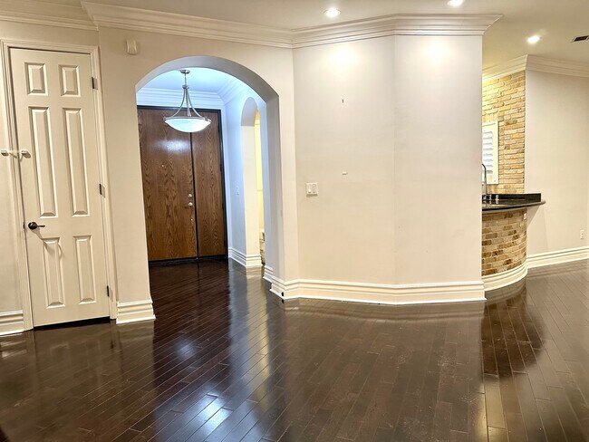 Building Photo - 850 N Croft Ave