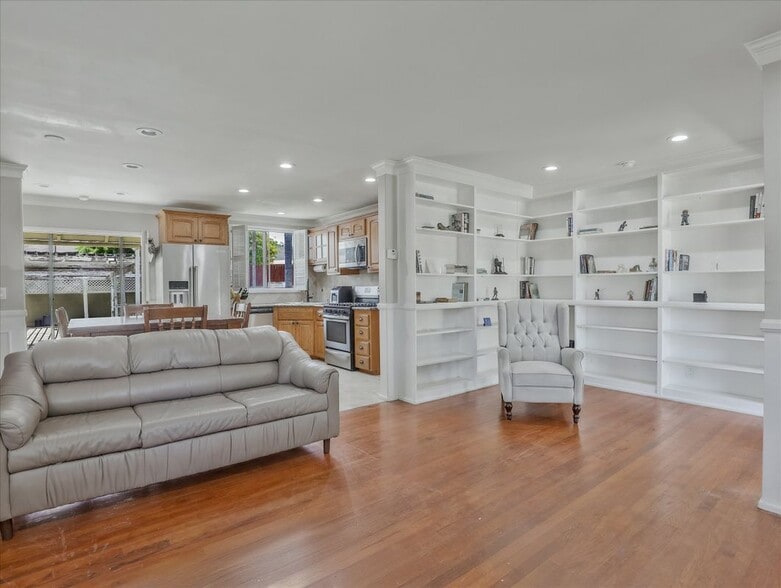 Building Photo - 3826 Burnside Ave