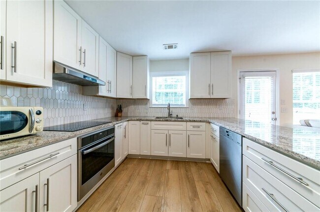 Building Photo - 2860 Mayfair Dr