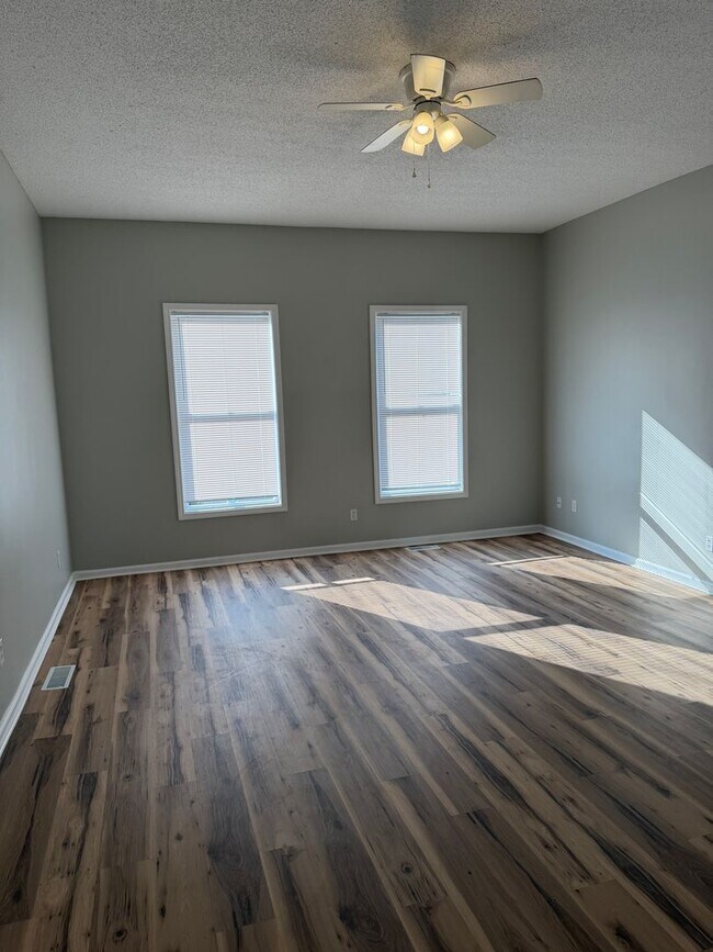 Building Photo - 2 bedroom, new floors, walkable!