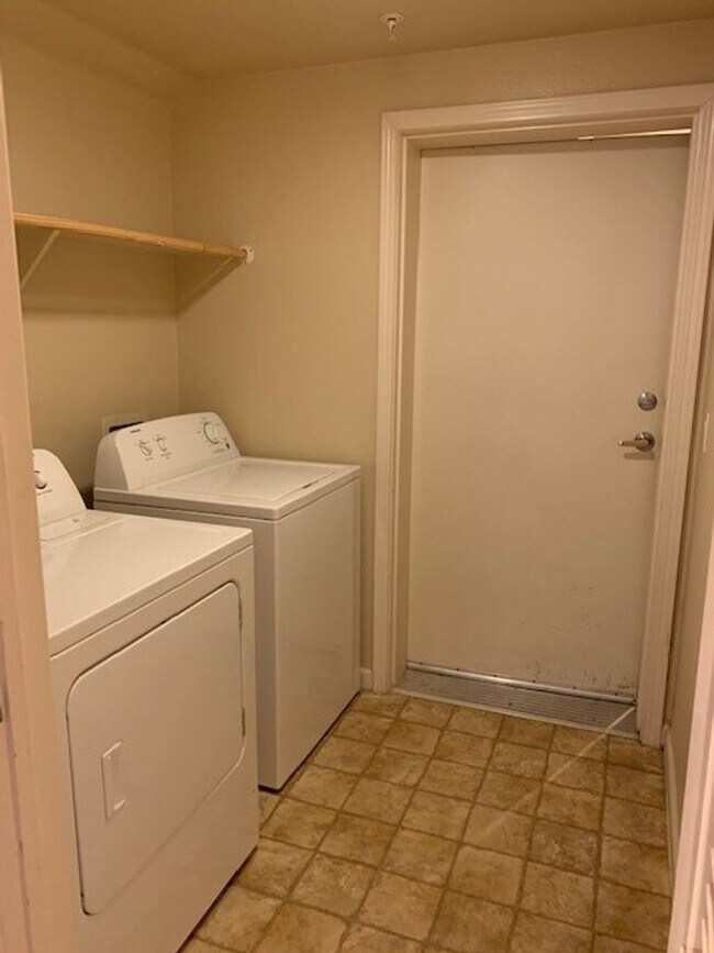 Building Photo - Two Bedroom & Two Bathroom Condo in Syrah at Natomas Park