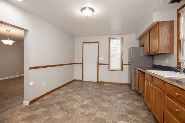 Building Photo - 3262 W 122nd St