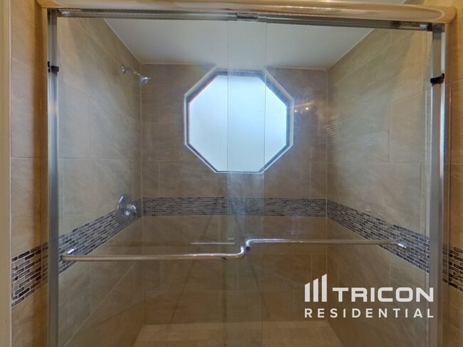 Building Photo - 6466 Diamond Leaf Ct N