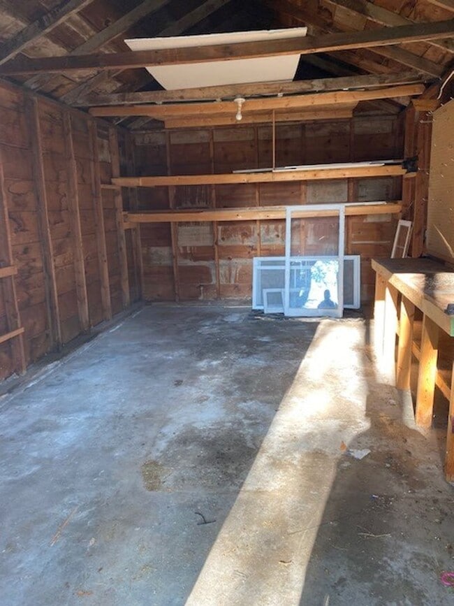 Building Photo - 2 Bedrooms, 1 Bathrooms Single Family Home...