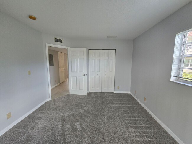 Building Photo - ANNUAL RENTAL - 55+ COMMUNITY 2/2 IN VISTA ROYALE