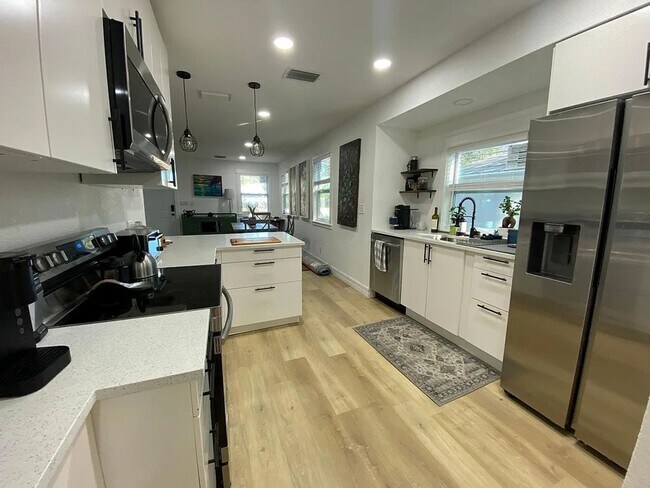 Building Photo - Beautiful Single family Home In Gulfport FL
