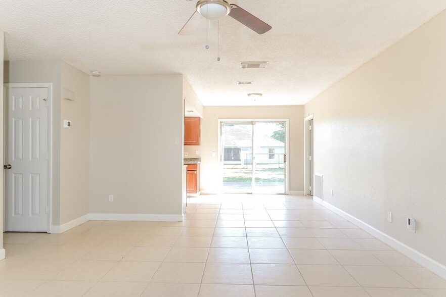 Building Photo - 4673 SW Monaco St