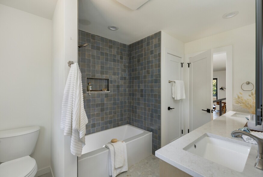 Upstairs Bath 2 - 3430 39th Ave W
