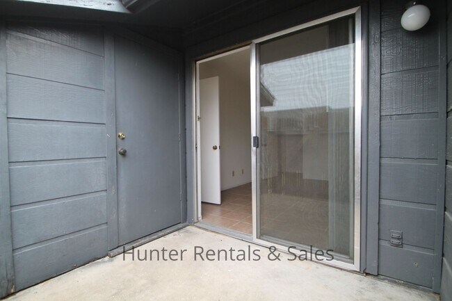Building Photo - Water paid on this 1 bedroom close to post!