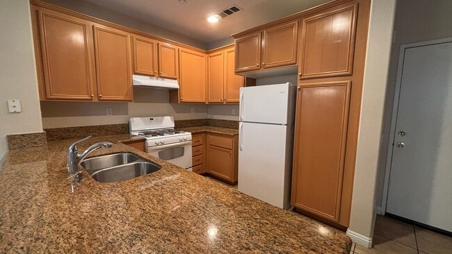 Building Photo - Lovely Townhouse Located in Lake Elsinore!