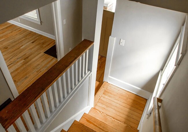 Building Photo - 5 Bedroom - Close to campus!