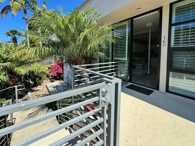 Building Photo - Beautiful Furnished 1 Bedroom, 1.5 Bath Condo with Harbor Views - Flexible Lease!