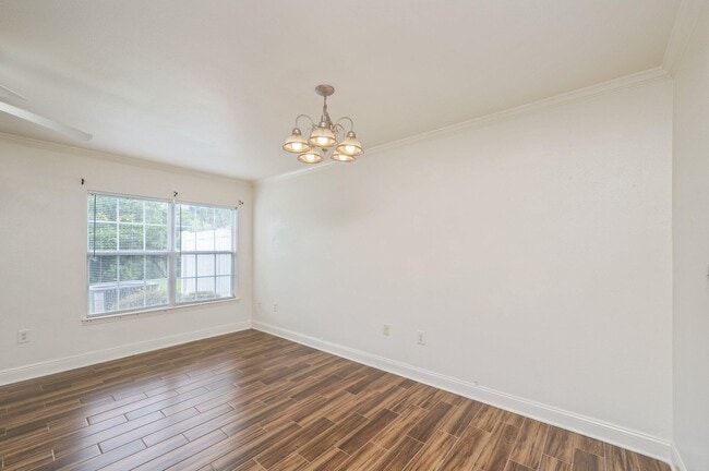 Building Photo - 715 Majestic Dr