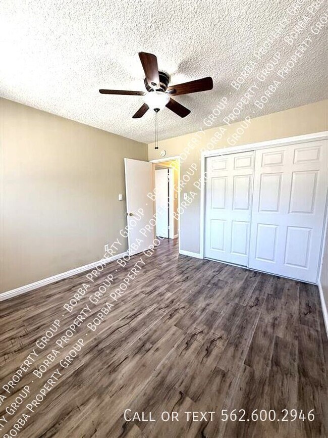 Building Photo - 985 N Pk Cir