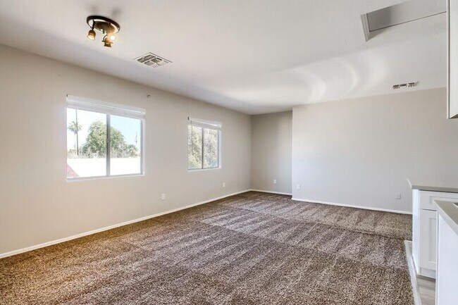 Building Photo - 5323 E Taylor St