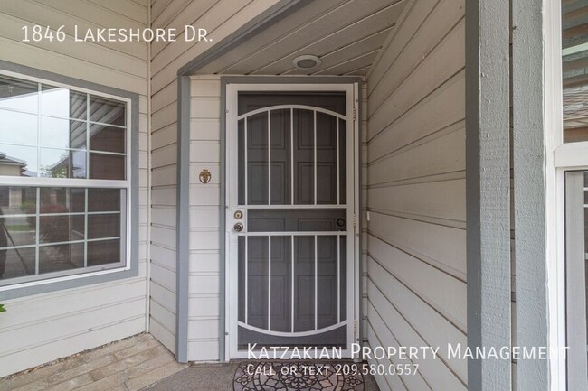 Building Photo - 1846 Lakeshore Dr