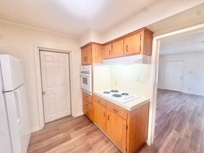 Building Photo - Single-story, spacious 2 bed condo, 1 bath...