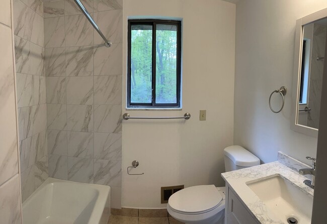 Building Photo - 2 Bedroom Shaler Townhouse with Garage