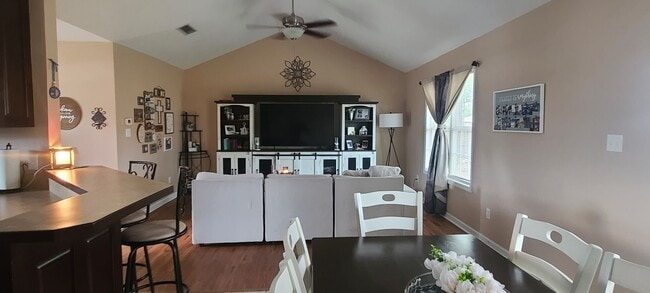 Building Photo - Three bedroom home in the city of Lakeland, GA