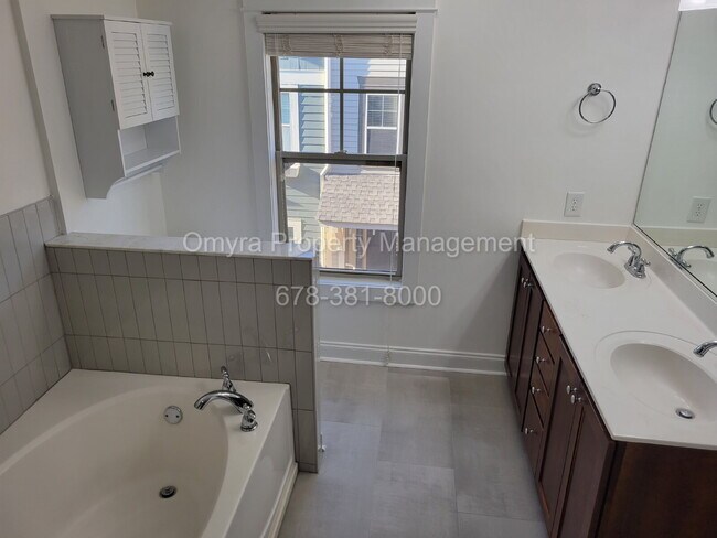 Building Photo - Stunning Townhome Overlooking Beltline at Grant Park!