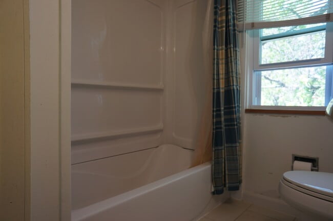 Building Photo - AVAILABLE JUNE - 5 Bed 2 Bath In East Hillside