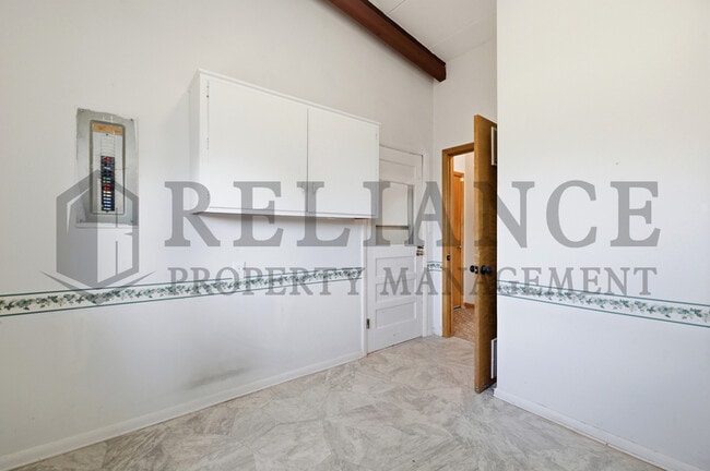 Building Photo - 2541 W Benjamin Dr