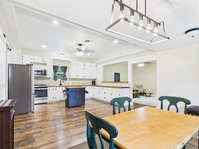 Building Photo - Move-in Ready 3/2
