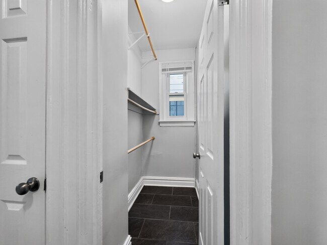 Building Photo - 86 W 45th St