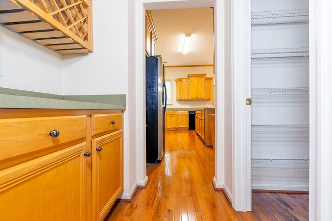 Building Photo - Spacious, Light-Filled Home in the Desirable Broadlands