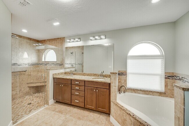 Building Photo - 4 bedroom, 2 bathroom Beachside, Pool Home!