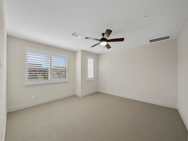 Building Photo - 917 Emerling Dr