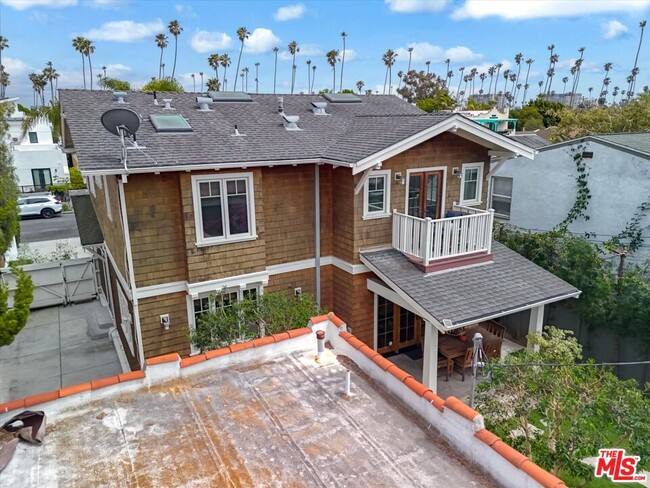 Building Photo - 933 Venezia Ave