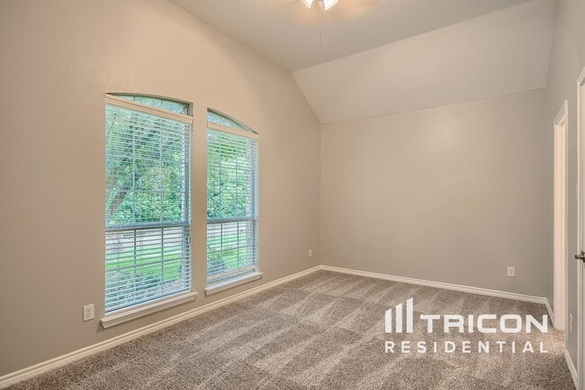 Building Photo - 2710 Hawthorne Dr