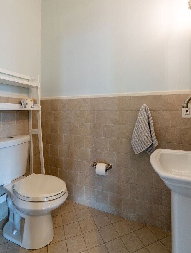 Building Photo - Amazing Property with Great Location