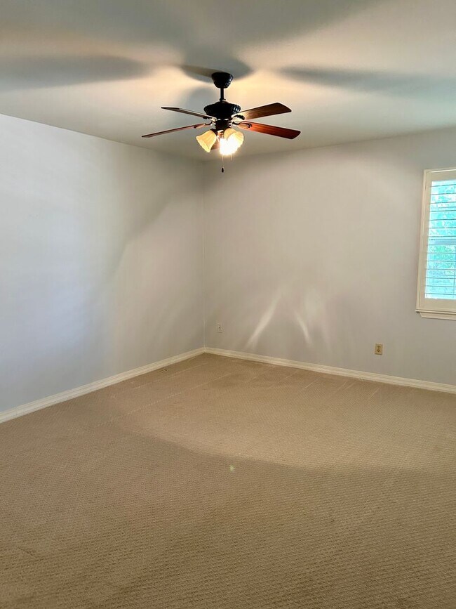 Building Photo - Youree Drive Townhouse