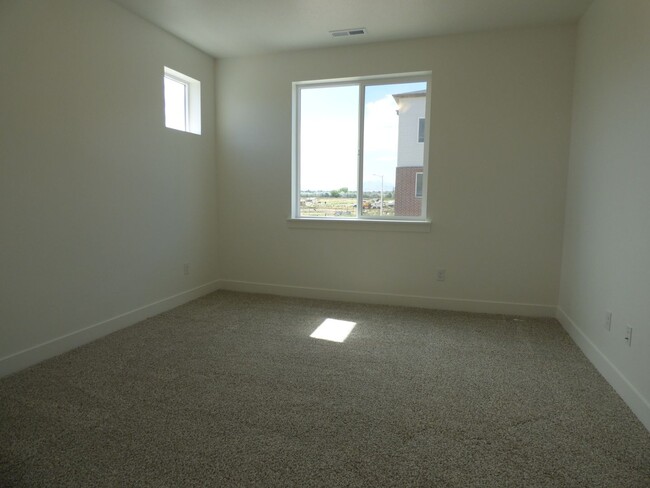 Building Photo - Like New 3 Bd 2 Ba Condo With Garage