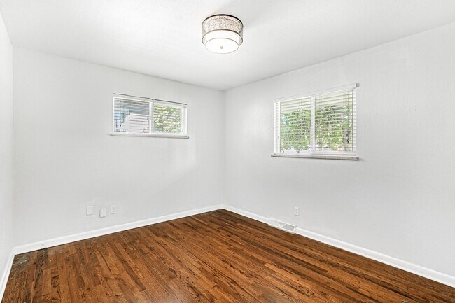 Building Photo - Exceptional 4-Bed, 2-Bath Home in Englewoo...