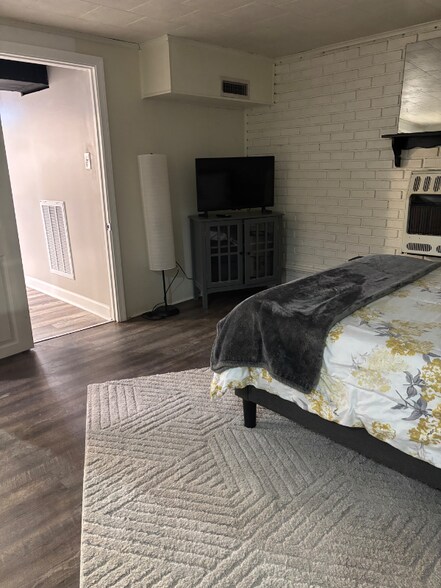 Primary Photo - 1923 Holborn Rd