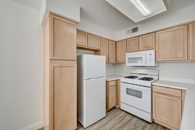 Building Photo - Great 2 bedroom 2 bathroom upstairs condo!