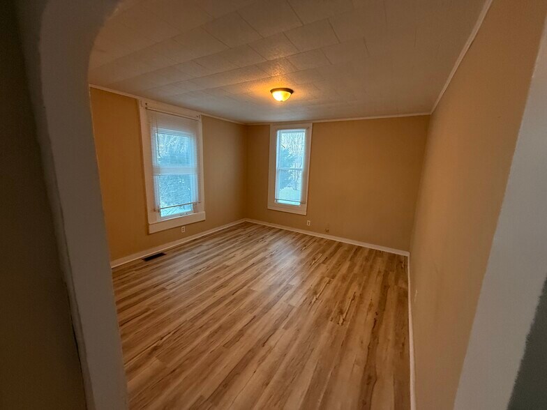 Building Photo - 1402 E Fox St