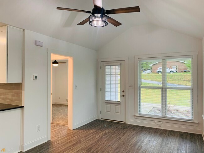 Building Photo - 105 Oak St