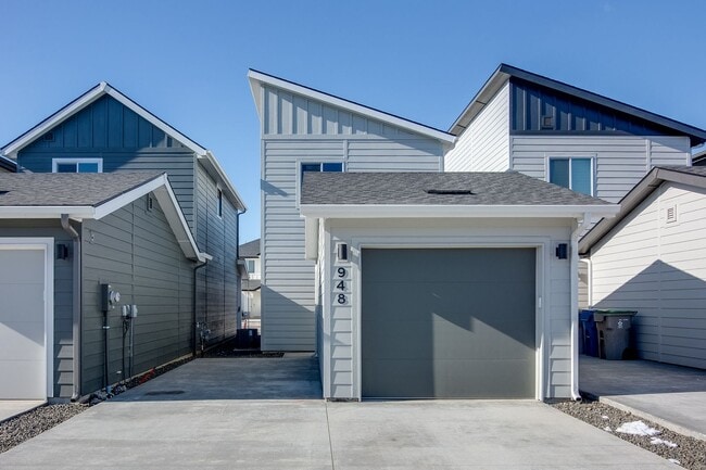 Building Photo - Beautiful, Modern 2 Bedroom Cottage Available!