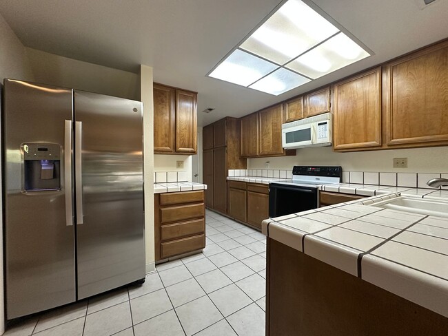 Building Photo - Bright and Spacious 2 Bedroom 2.5 Townhouse in Desirable Terrace Hills Community