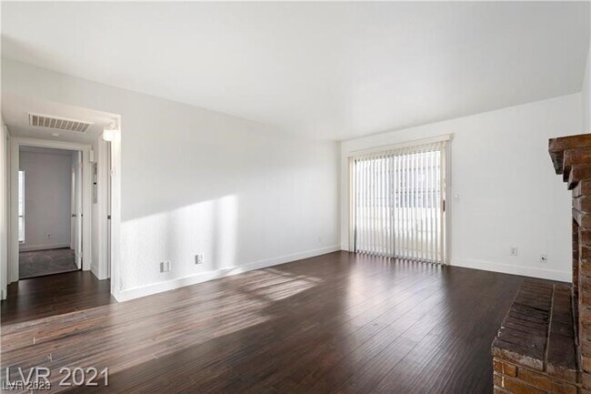 Building Photo - 3749 Carlyle Dr