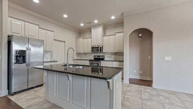 Building Photo - Sign a lease before March 31st and get 50% off one month’s rent, redeemable from the 2nd–12th month.