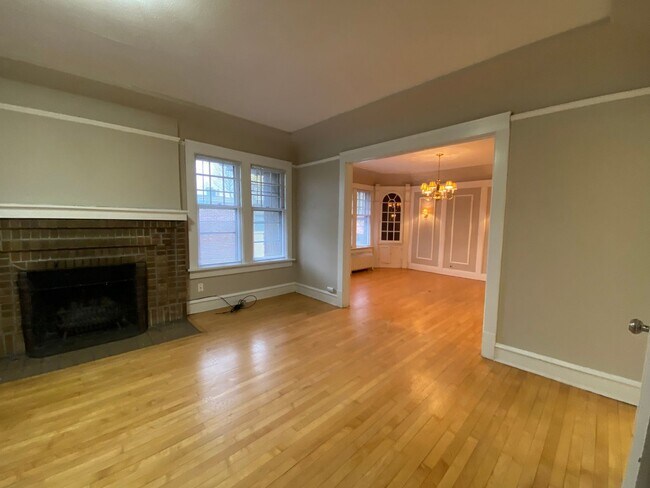 Building Photo - 2533 N Lake Dr
