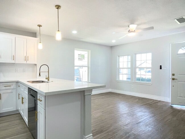 Building Photo - 810 Avenue D