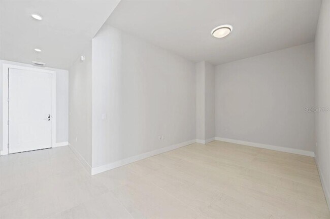 Building Photo - 301 1st St S