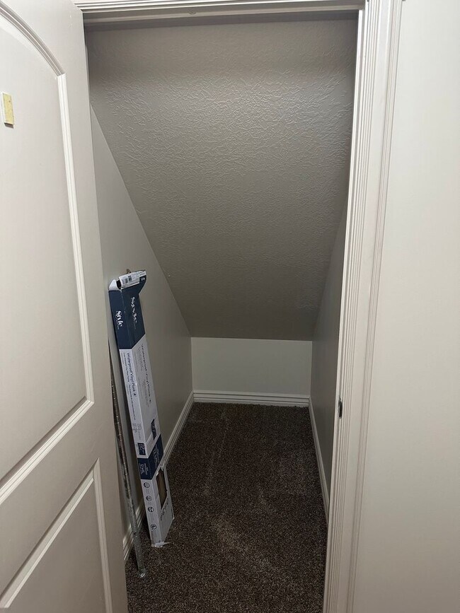 Building Photo - Modern 3 Bed, 2.5 Bath Townhouse - Excelle...